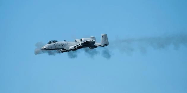 Καρέ καρέ η στιγμή που ένα A-10 Thunderbolt «ισοπεδώνει» Ταλιμπάν! (βίντεο)